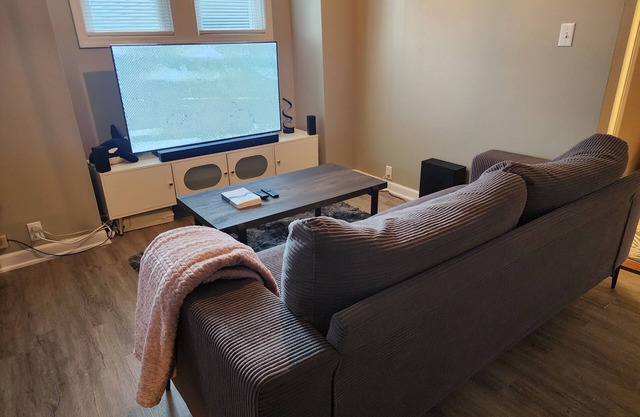 Comfy minimalist 3BR main house apt with priv yard by the Zoo