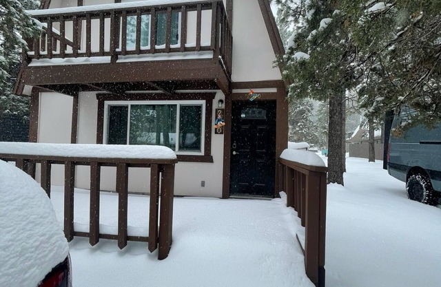Comfy Modern Big Bear Cabin less than 15 mins from ski/board slopes & village