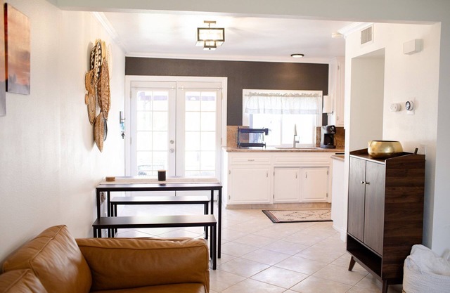 Comfy Modern Mojave Condo w/ Full Kitchen. Perfect for Pitstoppers & Long Term