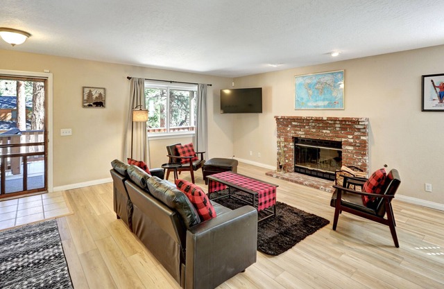 Comfy, Modern Mt. Home hosted by Lisa's Lodging