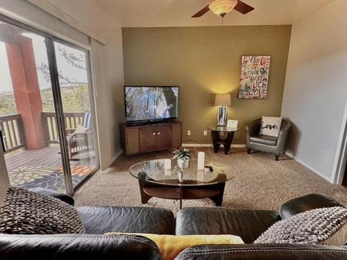 Comfy Mountain Side Stay - Incredible Views
