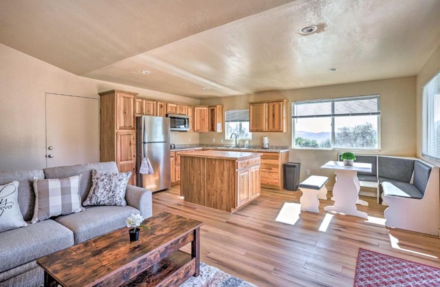 Comfy Oakhurst Duplex Near Hiking and Sightseeing!