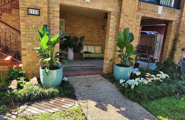 Comfy on Carrollton Avenue fam/pet friendly on streetcar line!