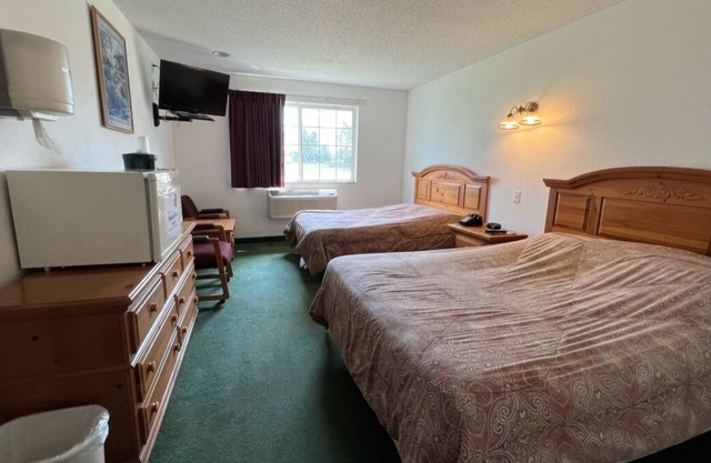 Comfy Queen + Full Room in the Heart of Red Bud!