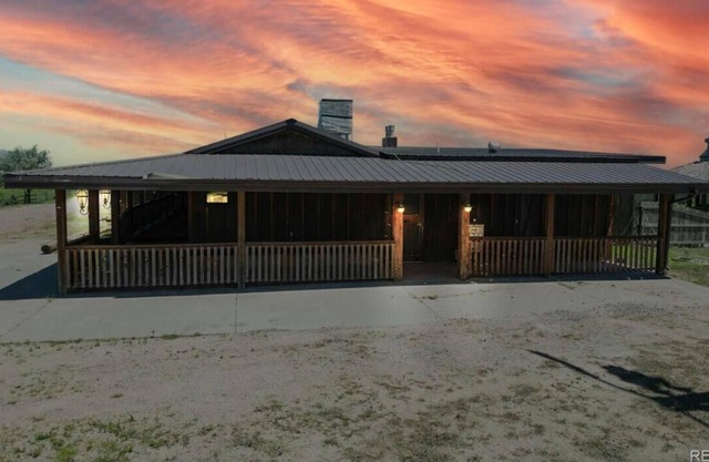 Comfy, quiet rustic lodge with game room, bar, dining room & full XL kitchen