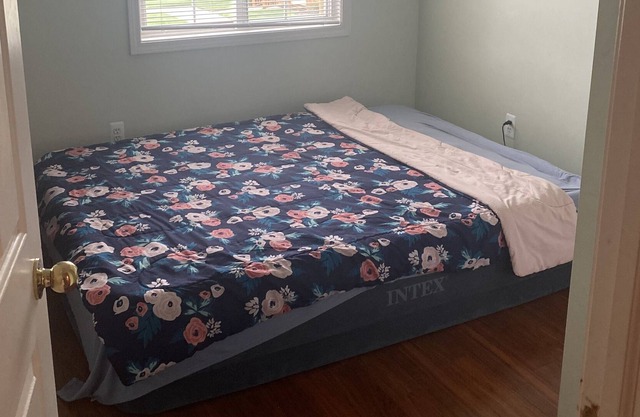 Comfy room by airport w/wifi