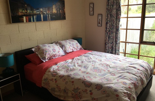 Comfy & roomy 2 Bed Room unit 2 @ beachside Dodges. Just 30 min from Hobart