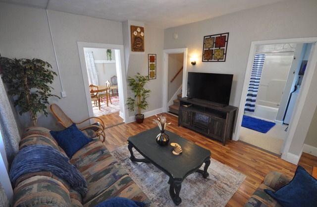 Charming Rustic Retreat 2 blocks from Mayo Hospital and Bethany College.