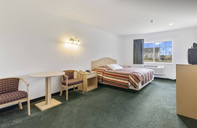 Comfy Single King Suite in the Heart of Red Bud!