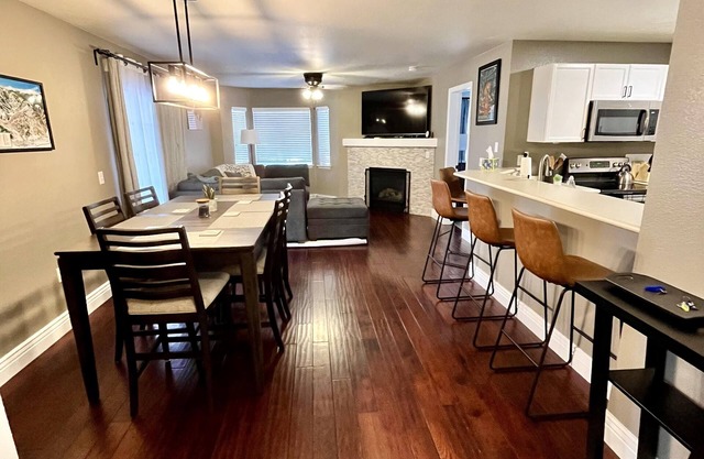 Comfy ski condo with convenient hot tub access. Close to Beaver Creek and Vail!