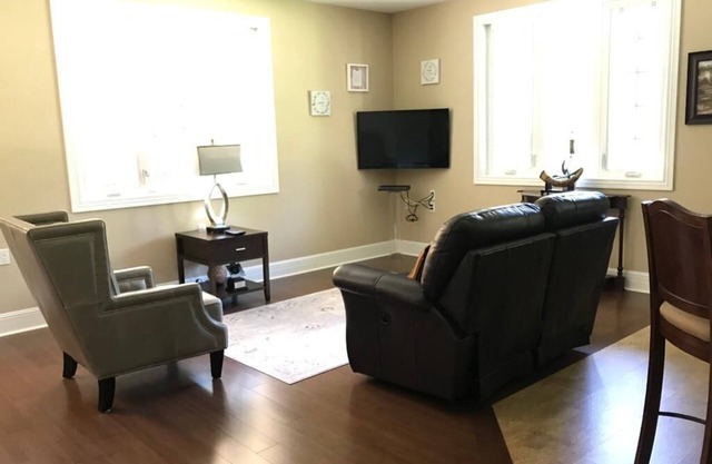 Comfy Spacious Bunglow with own entrance