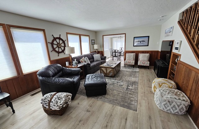 Comfy Spacious Home, Minutes to Beaches, King Bed, Sleeps 9, WiFi, Dog friendly