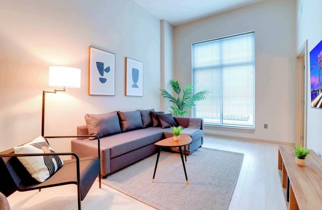 Comfy & Splendid Apt Near Great Landmarks!