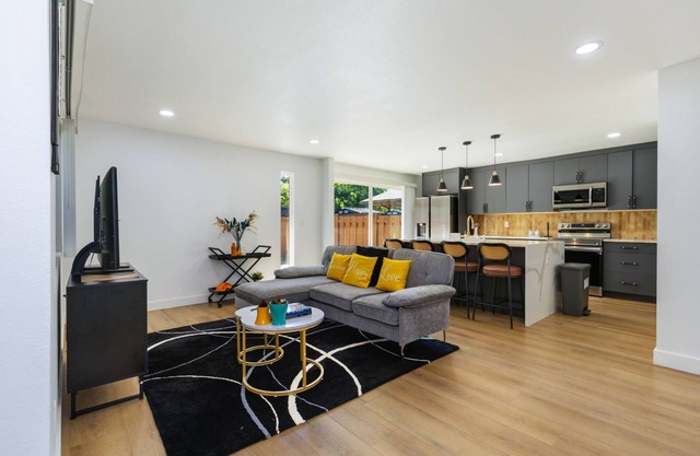 Comfy Stay in Bellevue w/Parking Included