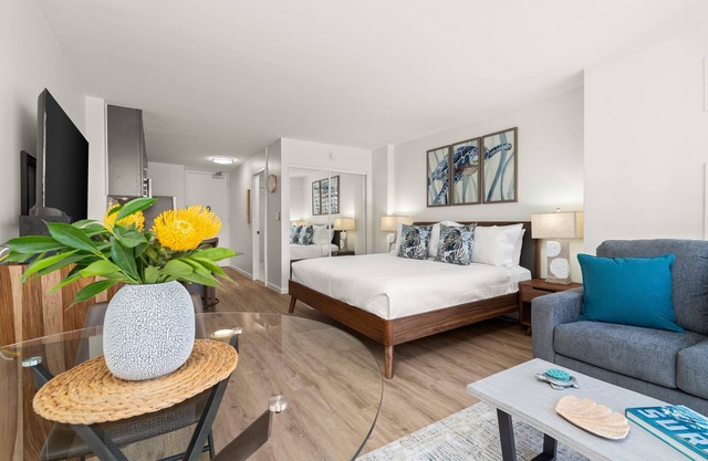 Comfy studio in Heart of Waikiki! Quick walk to beach, close to Ala Moana!