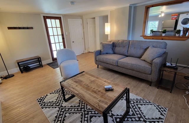 Comfy, sunny, Wi-fi + coffee Walk to Downtown Winooski