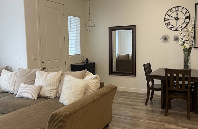 Comfy Townhome/2 Car Garage/Balcony/Grill