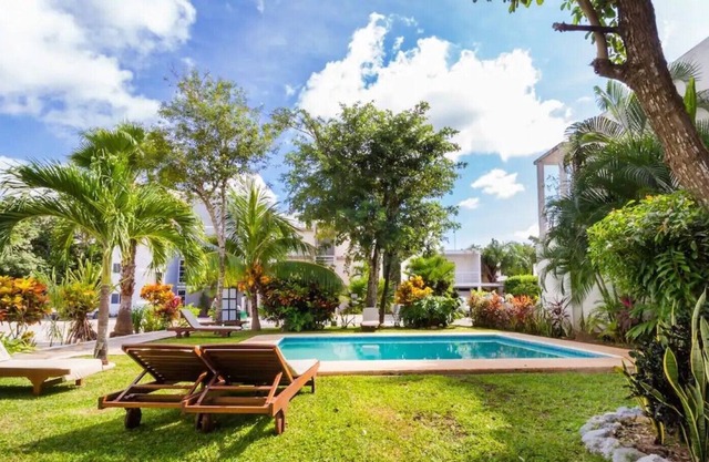Comfy unit with pool, near airport with AC & Wifi