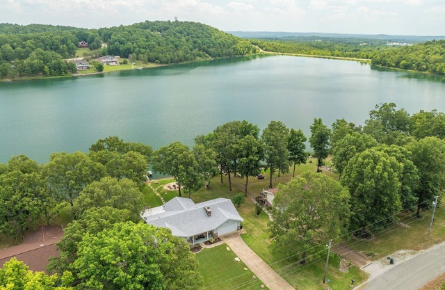 Comfy & Updated Diamond Lakefront Home