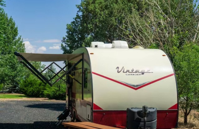 Comfy Vintage 1-bedroom RV by national forest