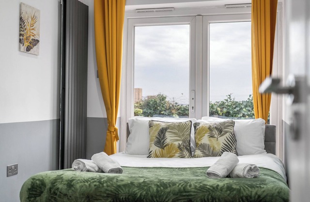 Comfy Zone 2 3 Bedroom House | Up to 9 Guests| Contractor Friendly | Free Wifi |