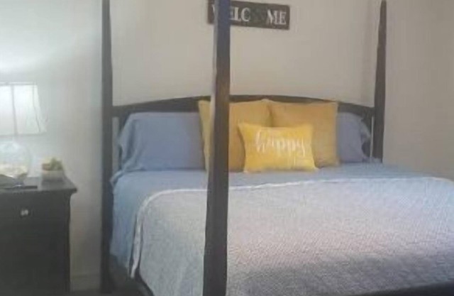Comfy1-bedroom 1-bath with WiFi and Cable TV in lovely Angleton