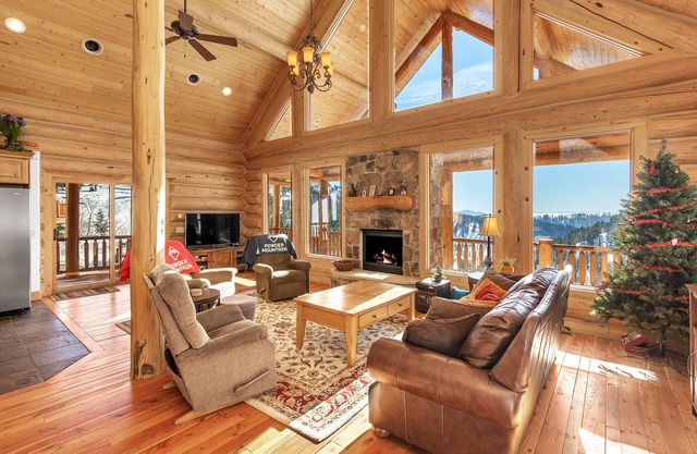 Furnished slopeside Log Home. Hot tub and incredible views at Powder Mountain!