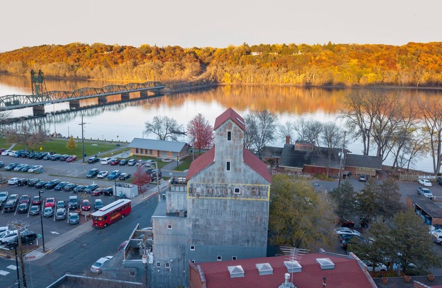 Commander-North Bin. DT Stillwater. River Views!