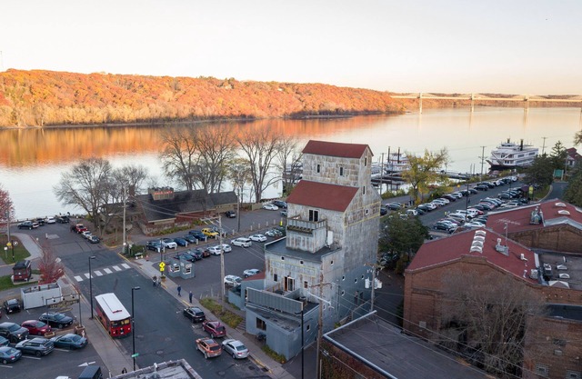 Commander-South Bin. DT Stillwater. River Views!