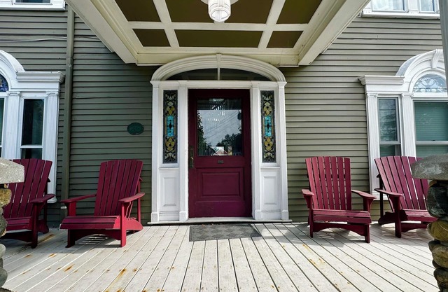 Commanders Cabin, quaint apartment steps to downtown Camden and harbor