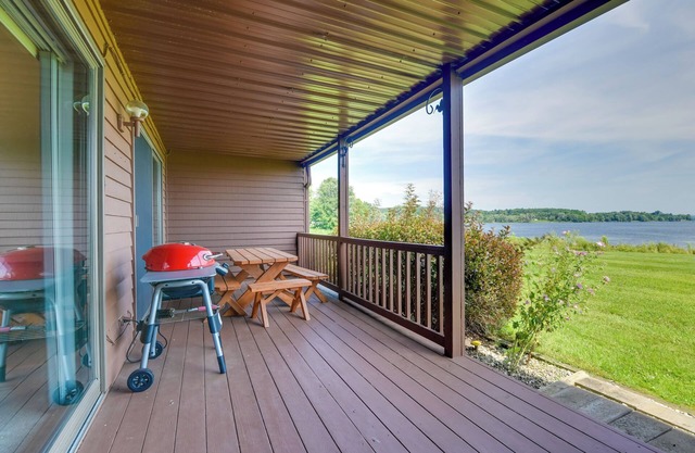 Community Boat Dock: Lake Memphremagog Condo!