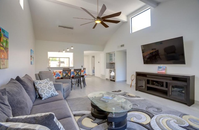 Community Perks, 2 Patios Cathedral City Condo!