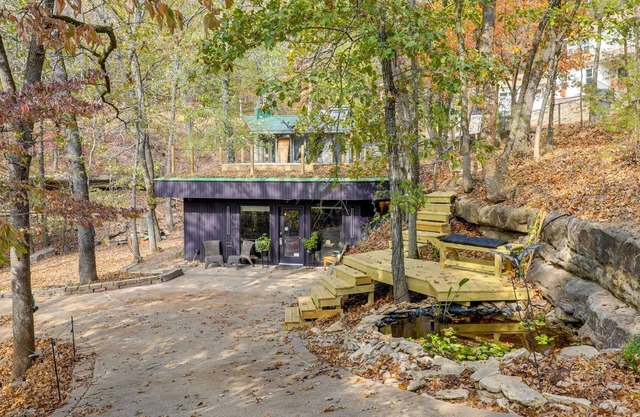 Community Perks: Cozy Hideaway Near Beaver Lake