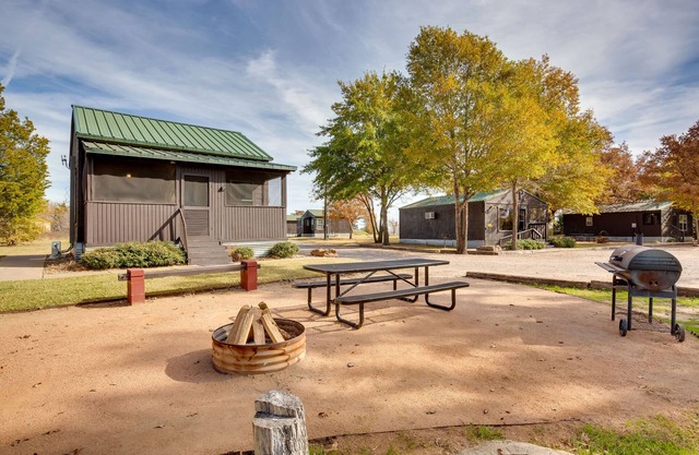 Community Pier: Cozy Kerens Cabin!