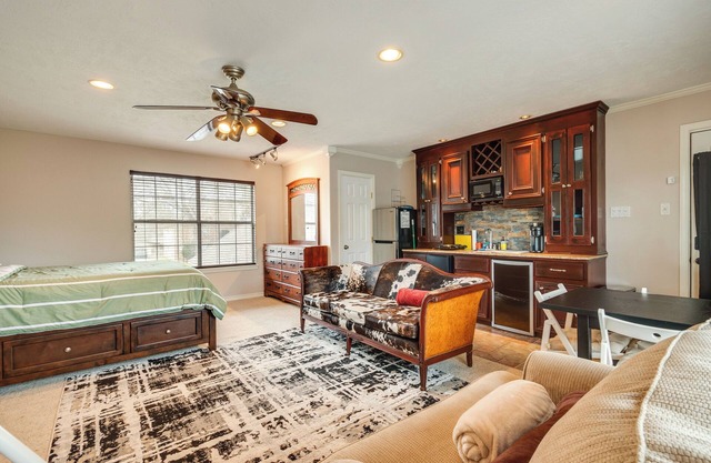 10 Mi to Old Town Spring: Studio w/ Pool Access!
