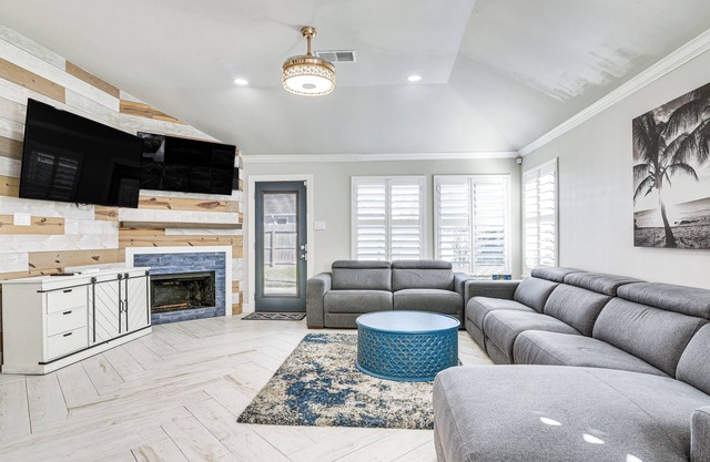 Community Pool & Courts: Missouri City Gem w/ Yard