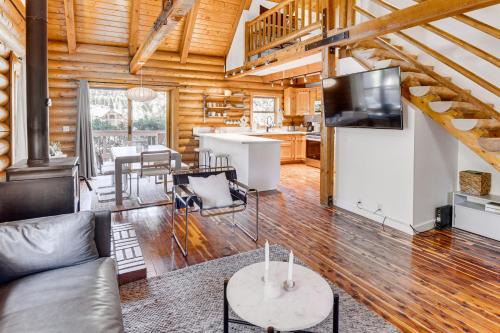 Community Pool Modern Cabin in Pine Mountain Club