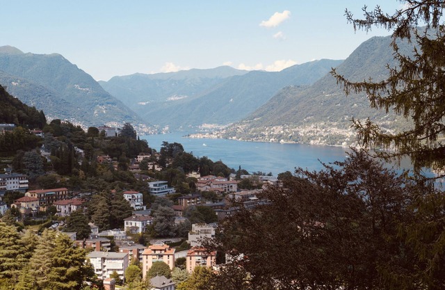 Como Chiasso new deco 2 bedrooms 2bathrooms lake view AC parking