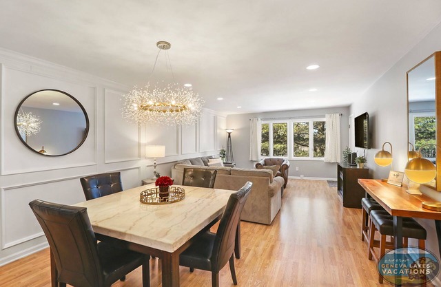 Comotose by the Lake- Beautiful condo with pool- Easy walk to lake!