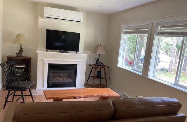Comox Carriage House: 300m to Beach, 2 Queen Beds