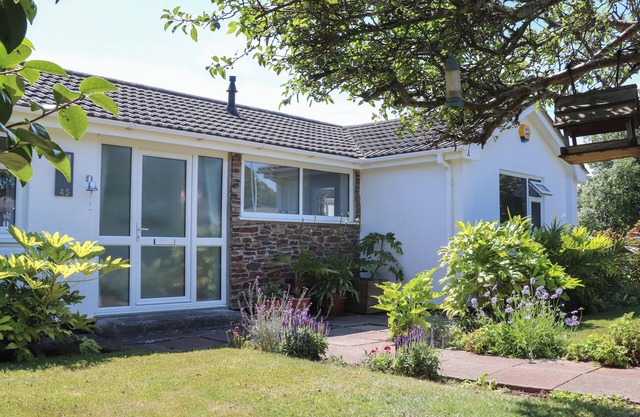 COMPASS POINT, family friendly, country holiday cottage in Camborne