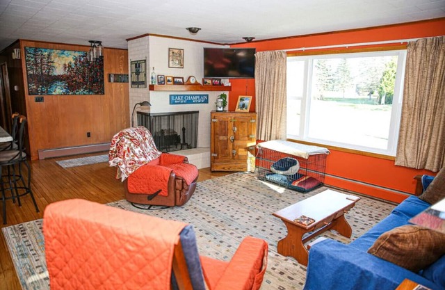Compass Rose · Cozy & Clean House! + W/D! Sm dogs OK!