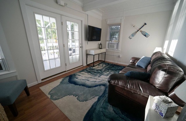 "The Compass Rose" - Oneida Lake House - Condo 4 Internal name: Condo 4 - Sleeps 8