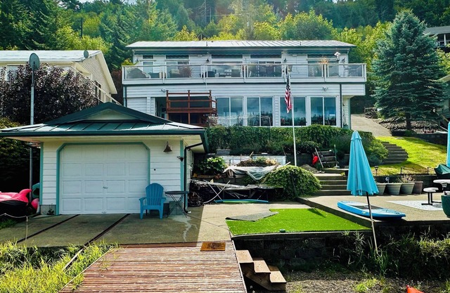 Complete apartment with separate entrance, sunroom, hot tub,