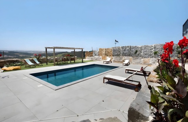 Complete Villa 'Breeze Retreat' with Mountain View, Shared Pool and Wi-Fi Access