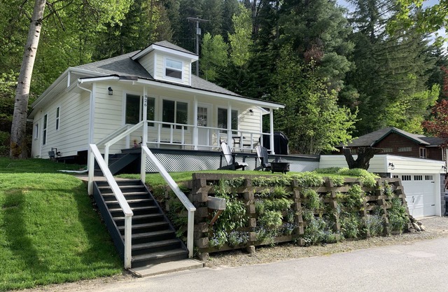 Completely renovated bungalow on South Hill steps from quaint downtown Wallace!!