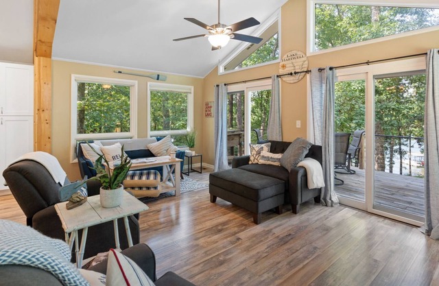 Completely Renovated Lake Hartwell House overlooking Beautiful Deep Water