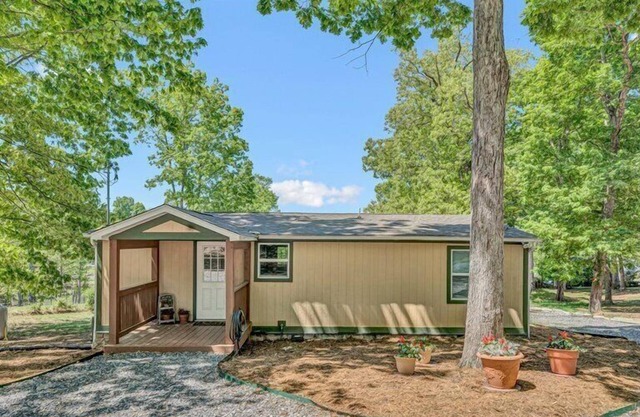 COMPLETELY RENOVATED home located in Mitchell's Point Marina & RV Park. PET FRIENDLY & FIRE PIT!