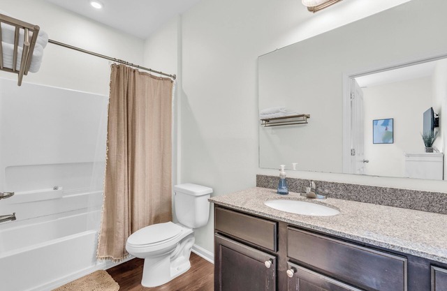 Completely Updated Condo, 15 Minute Walk to Davis Wade Stadium!!