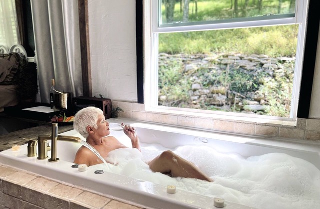 Romantic-Relaxing Jacuzzi Bathhouse Cottage